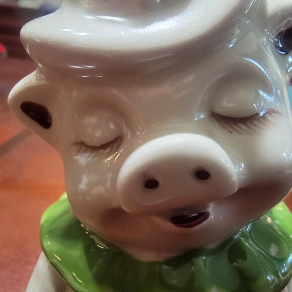 1940s Vintage Shawnee Salt and Pepper Shakers Smiley and Winnie Pigs - Picture 4 of 13